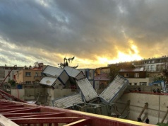 Tornado pod Paryżem przewraca dźwigi. Dramatyczne nagrania