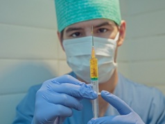 Zaszczepione dzieci z zapaleniem płuc i sepsą. Nieskuteczny preparat pozostaje w obiegu