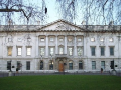 Ambasada jak forteca. Rośnie spór o sztandarowy chiński projekt w Europie