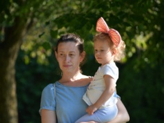 CBOS: 85% badanych uważa, że to od kobiet oczekuje się zajmowania się domem i dziećmi