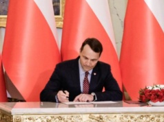 Polska “posadzi” samolot Putina lecącego na Węgry na spotkanie z Trumpem? Sikorski ostrzega
