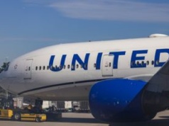 W lecący samolot coś uderzyło. Już wszystko wiadomo