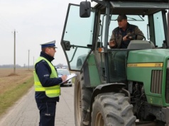 Pijany traktorzysta chciał dać policjantom łapówkę. Źle to się dla niego skończyło!