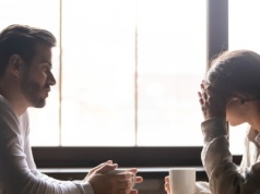 Tak klasa średnia wydaje pieniądze. "Jak mam kartę, to pyk, macham, nie patrzę, ile mi zeszło z konta"