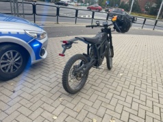 Olsztyn. 18-latek na motorowerze chciał uciec policji, a "skasował" rowerzystę