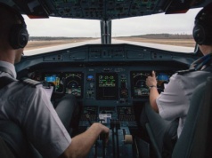 Załoga straciła kontakt z pilotami. Samolot musiał lądować awaryjnie