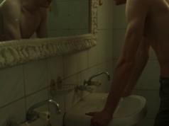 "Mój mąż godzinami przesiaduje w łazience". Psycholożka: "mężczyźni rezygnują z życia walkowerem"