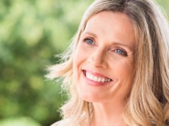 Produkty, które warto ograniczyć po 40. roku życia, by cieszyć się zdrową i promienną skórą