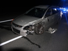 Nietrzeźwy kierowca uderzył w bariery w Ładnej. Uciekał w stronę lasu