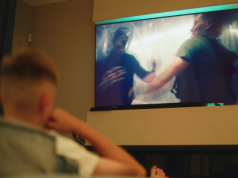 Nie umiesz się dogadać z nastolatkiem? Obejrzyj z nim te 5 filmów – uczą więcej niż niejedna rozmowa