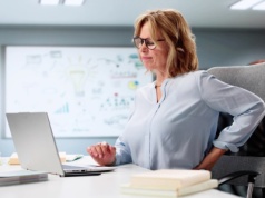 Ból pleców – skąd się bierze, co przyniesie ulgę?