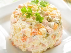 Dodajesz to do sałatki jarzynowej? To dlatego tak szybko się psuje