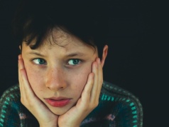 Tego zdania lepiej nie mówić nastolatkowi. Wydaje się niewinne, ale rani na lata