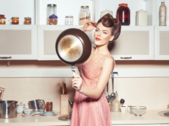 Młode pokolenie zafascynowane trendem "tradwife". Czy tradycyjny model małżeństwa może powrócić?