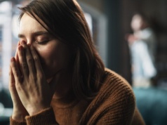 "Mąż twierdzi, że nasza córka rujnuje mu życie, a mimo to naciska na syna. Ledwo wytrzymuję"