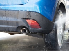 Czy z rury wydechowej może cieknąć woda? Lepiej nie ignoruj tych objawów