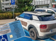 Zmarła pół roku temu. Jej karta wciąż "parkuje" w Warszawie