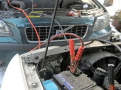 Jak podłączyć kable do akumulatora? Prostota może być zgubna