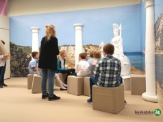 Wystawa z atrakcjami i zadaniami. Dzieci odkrywają tu sztukę wszystkimi zmysłami | WIDEO