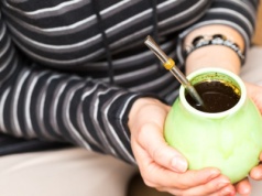 Pijesz ten napój zamiast zwykłej herbaty? Lepiej na niego uważaj