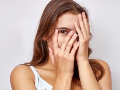 Jak wstydzi się kobieta, a jak mężczyzna? "Zachowują się agresywnie, wulgarnie lub są przesadnie pewni siebie"