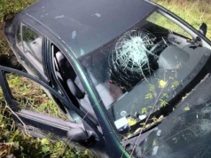 Skoda wypadła z drogi. Pasażerka potrzebowała pilnej pomocy medycznej