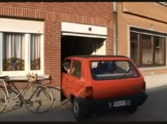 Oto najwęższy garaż świata. Nie uwierzycie, jak opuszcza samochód