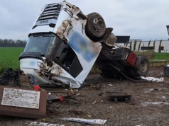 Zestaw z naczepą dachował przy wiejskiej drodze i rozbił się na wojennym pomniku