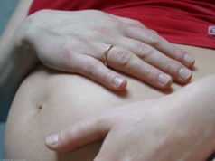 "Urodziłem swoje dzieci jako mężczyzna". Transtata opowiedział o tym, co spotkało go na porodówce