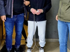 Stał na ulicy z nożem. Gdy podjechał radiowóz, rzucił się na policjanta i dźgnął go