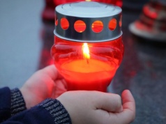 Zapomnij o zamrażarce i soli. Jest lepszy trik, by znicz palił się dłużej