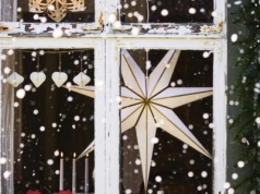 Wnętrze pełne świątecznej magii. Kolekcje IKEA VINTERFINT, STRÅLA i VINTERSAGA tworzą świąteczną atmosferę