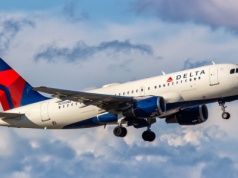 Wniósł zgniłe jedzenie na pokład samolotu. Maszyna musiała awaryjnie lądować