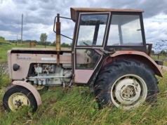 Lubelski oddział AMW ponownie sprzedaje powojskowy sprzęt i pojazdy. W ofercie ciągniki,  łodzie oraz volvo