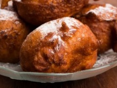 Mieszam kilka składników i wrzucam na gorący olej. Na widok tych pączków aż cieknie ślinka