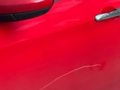 W centrum Katowic szedł i niszczył zaparkowane samochody. Świadek zrobił mu zdjęcie