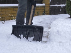 Koniec z odśnieżaniem chodników? Właściciele posesji zapłacą gminie i odetchną