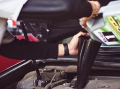 10 złotych zasad, jak rozmawiać z mechanikiem, rozumieć wycenę i nie dać się naciągnąć na niepotrzebne naprawy. Poradnik nie tylko dla kobiet