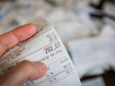 Rekordy w sklepach, choć miało być zaciskanie pasa. Co się stało?