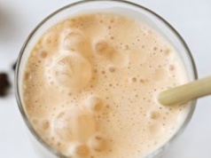 Blenduję z kawą i piję przed śniadaniem. Daje kopa energii i rozkręca leniwe jelita