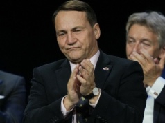 Ekspert załamał ręce nad strojem Sikorskiego na Konkursie Chopinowskim. "Panie ministrze, nie przystoi!"