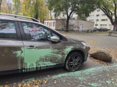 Samochód na Bielanach oblany zieloną farbą. Mieszkańcy ze znieczulicą mówią, że "szkoda chodnika, sprawca powinien wyszorować"