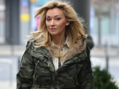 Moro wraca do mody. Jak nosić kurtki i spodnie w ten wzór?