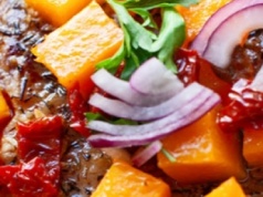 Steki z karkówki pieczone z dynią i suszonymi pomidorami