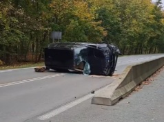 Na łuku jezdni stracił panowanie nad pojazdem. BMW uderzyło w betonową barierę (zdjęcia)