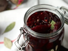 Zrób zakwas buraczany z tego przepisu. Postoi aż do świąt