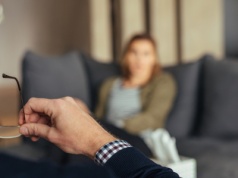 Prawił komplementy, obdarowywał prezentami, masował. Jak Annę skrzywdził jej terapeuta