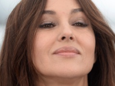 Makijaż, który odmładza spojrzenie. Proste triki na malowanie oka po "40"