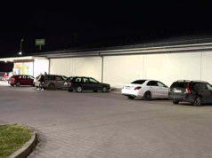 Krwawe porachunki pod Biedronką. Trzy radiowozy, pogotowie i kryminalni