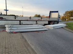 Zaskakująca sytuacja na DK9. Betonowe płyty spadły z ciężarówki na rondzie